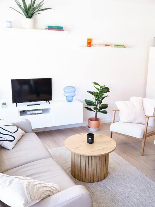 Hugo By The Harbor, Light-Filled And Centrally Located Apartment - Free Parking Ostend Exterior foto